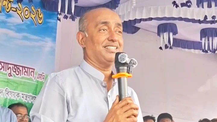 শুক্রবার ঝিনাইদহের শৈলকুপায় একটি সম্প্রীতি ফুটবল টুর্নামেন্টের ফাইনাল খেলায় উদ্বোধনী অনুষ্ঠানে। ছবি: সংগৃহীত