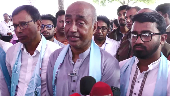 ঝিনাইদহে সাংবাদিকদের সঙ্গে কথা বলেন আইনমন্ত্রী আসাদুজ্জামান। সংগৃহীত ছবি 
