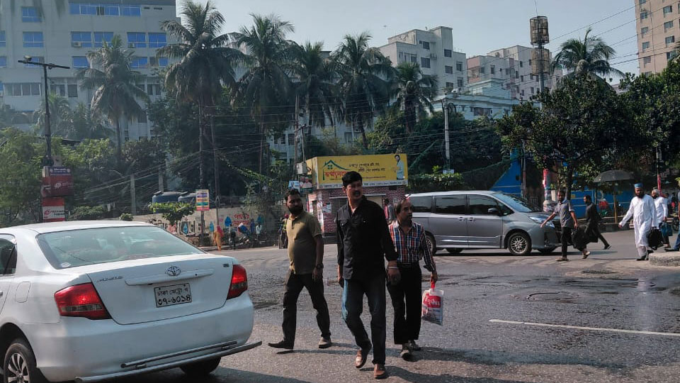 সকালে আসাদ গেট এলাকার চিত্র। স্ট্রিম ছবি