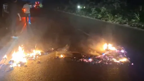 আশুলিয়ায় নবীনগর-চন্দ্রা মহাসড়কে টায়ারে আগুন দিয়ে পালিয়ে যায় দুর্বৃত্তরা। ছবি: সংগৃহীত