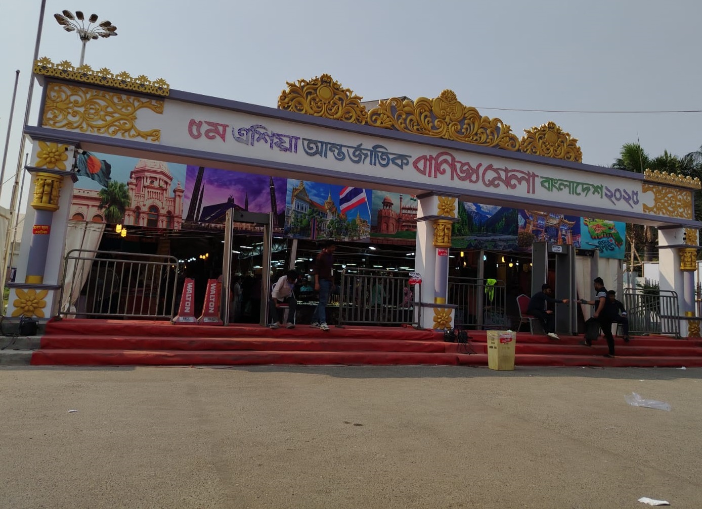 আগারগাঁওয়ে বাংলাদেশ-চীন মৈত্রী আন্তর্জাতিক সম্মেলন কেন্দ্রের সামনে অনুষ্ঠিত হয়েছে ‘এশিয়া আন্তর্জাতিক বাণিজ্য মেলা’। স্ট্রিম ছবি