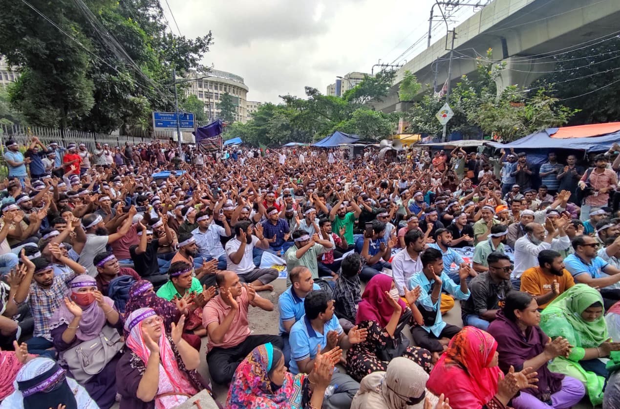 আন্দোলনরত আউটসোর্সিং কর্মীরা। স্ট্রিম ছবি