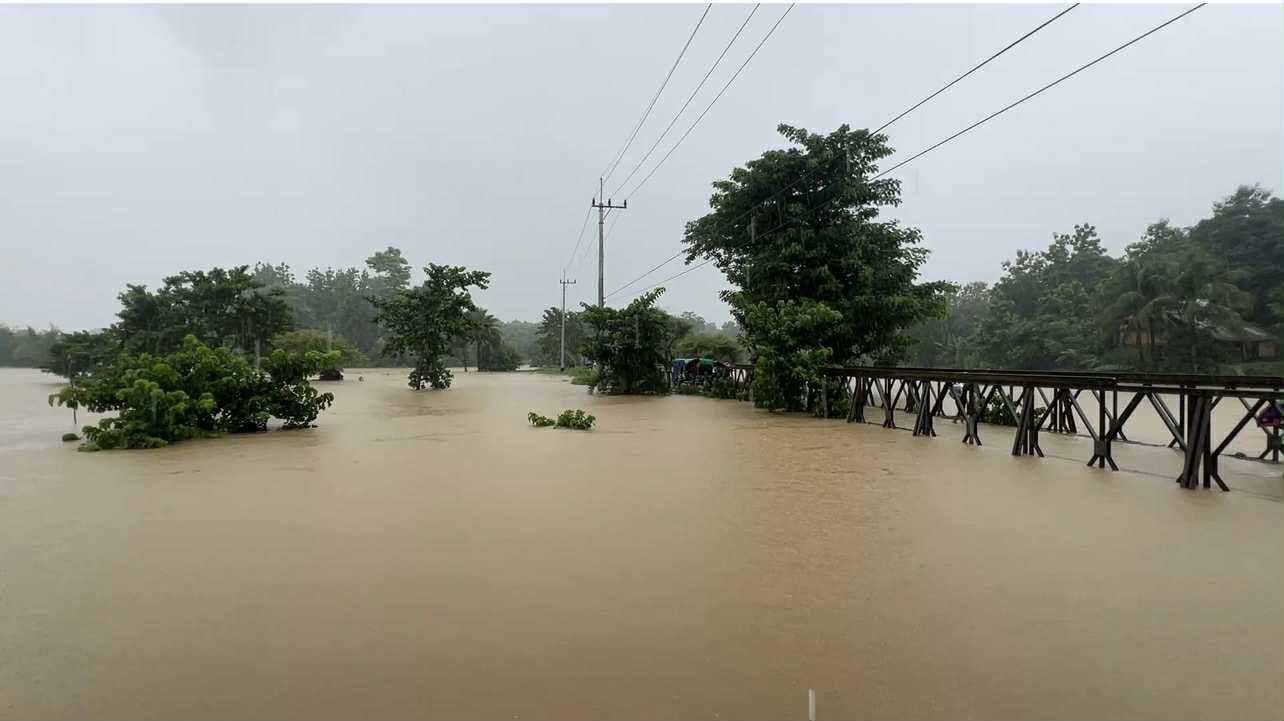 লংগদু-দীঘিনালা সড়কে যান বন্ধ,  ঝুঁকিপূর্ণ এলাকায় ছাড়ার নির্দেশ