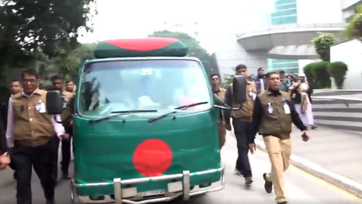 লাল সবুজের পতাকায় মোড়ানো গাড়িতে শেষবারের মত ‘ফিরোজায়’ যাচ্ছেন খালেদা জিয়া