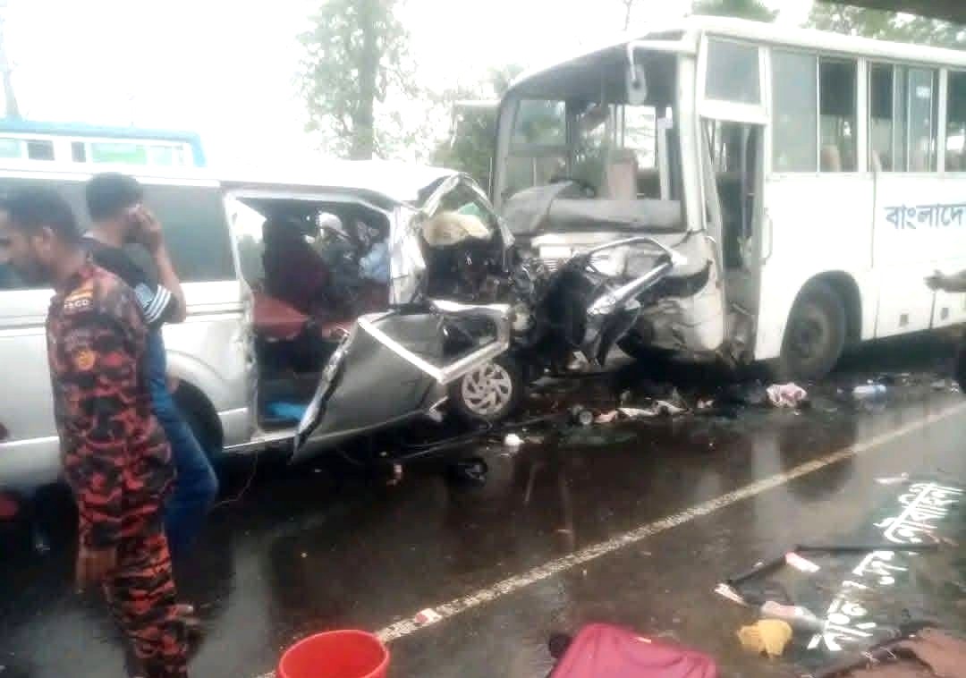 রামপালে নৌবাহিনীর একটি বাসের সঙ্গে একটি যাত্রীবাহী মাইক্রোবাসের সংঘর্ষ। সংগৃহীত ছবি
