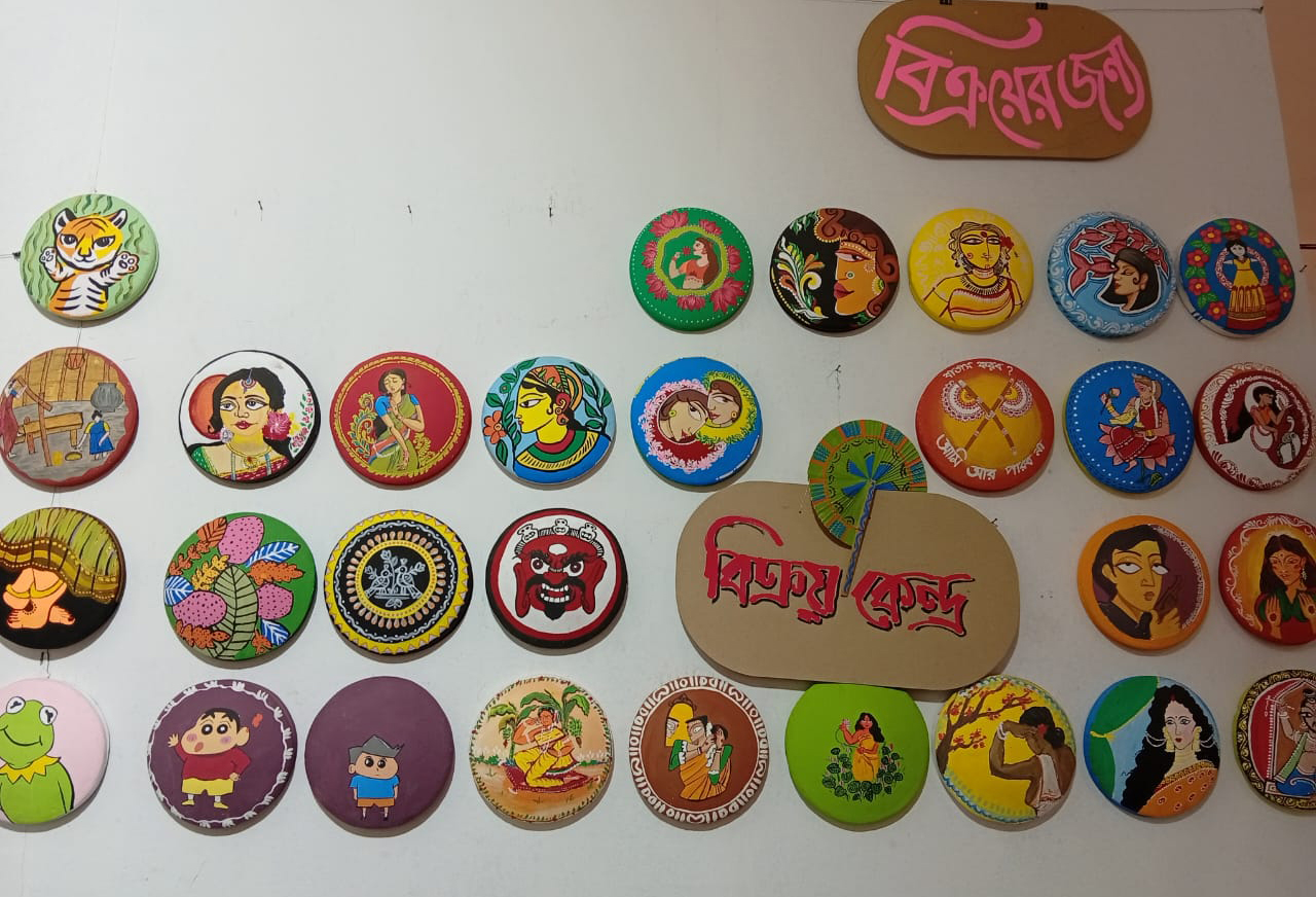 চারুকলার বিক্রয় কেন্দ্রে শোভা পাচ্ছে নানাসামগ্রী। স্ট্রিম ছবি