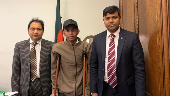 মস্কোয় বাংলাদেশ দূতাবাস কর্মকর্তাদের সঙ্গে উদ্ধার রাজন হোসেন (মাঝে)। ছবি: সংগৃহীত