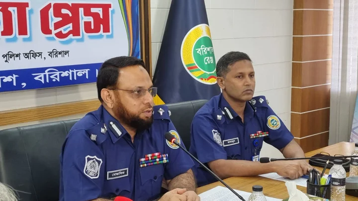 বরিশাল জেলা পুলিশের সংবাদ সম্মেলন। সংগৃহীত ছবি 