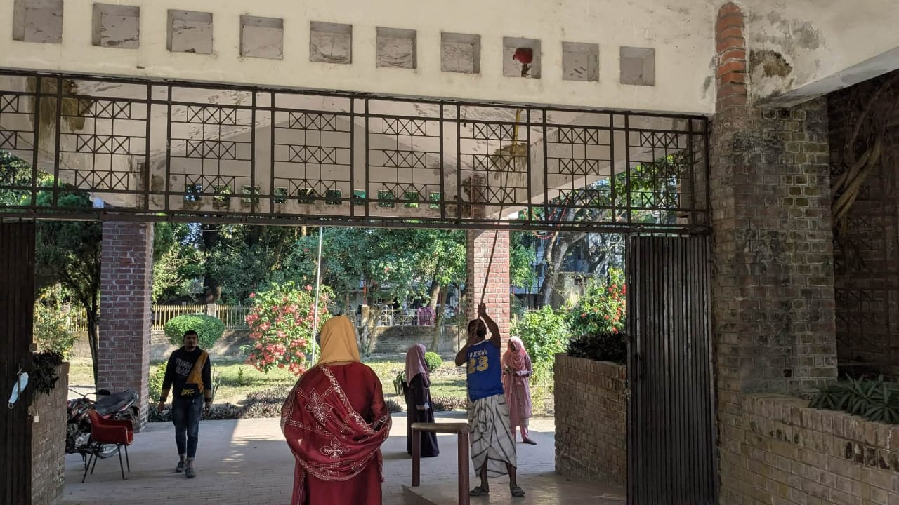 রোকেয়া দিবস উপলক্ষে পরিষ্কার পরিচ্ছন্নতার কাজ চলছে স্মৃতি সংসদে। সাম্প্রতিক ছবি