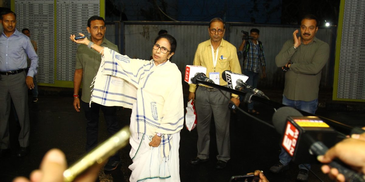 ভোট গণনার আগেই উত্তেজনা, ইভিএম জালিয়াতির অভিযোগ মমতার