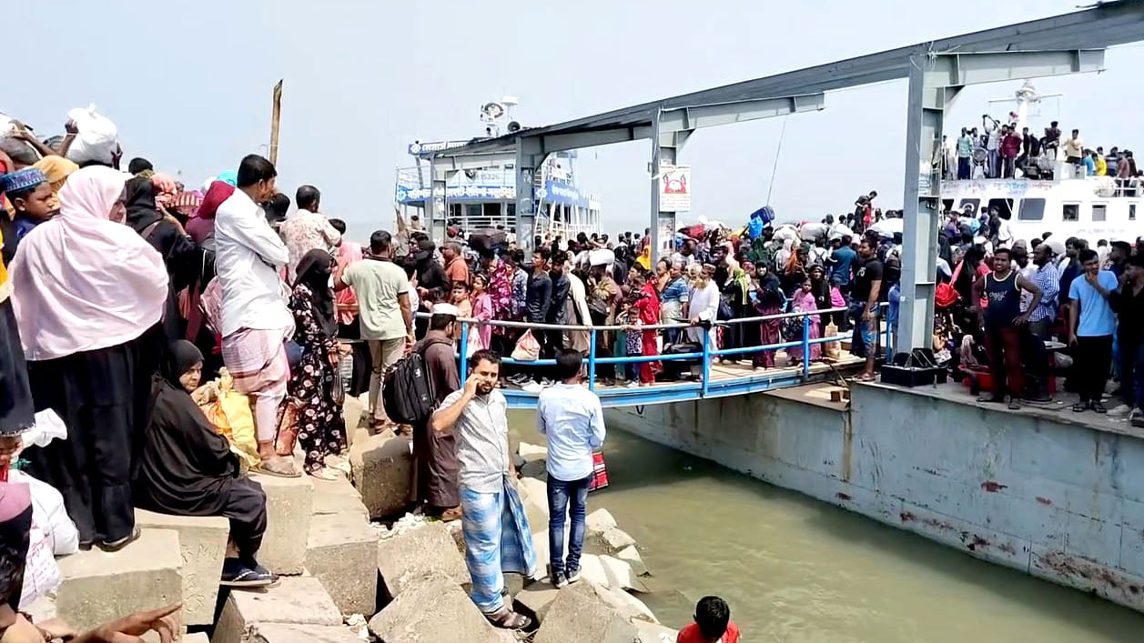 ভোলার লঞ্চঘাটে জনস্রোত। স্ট্রিম ছবি