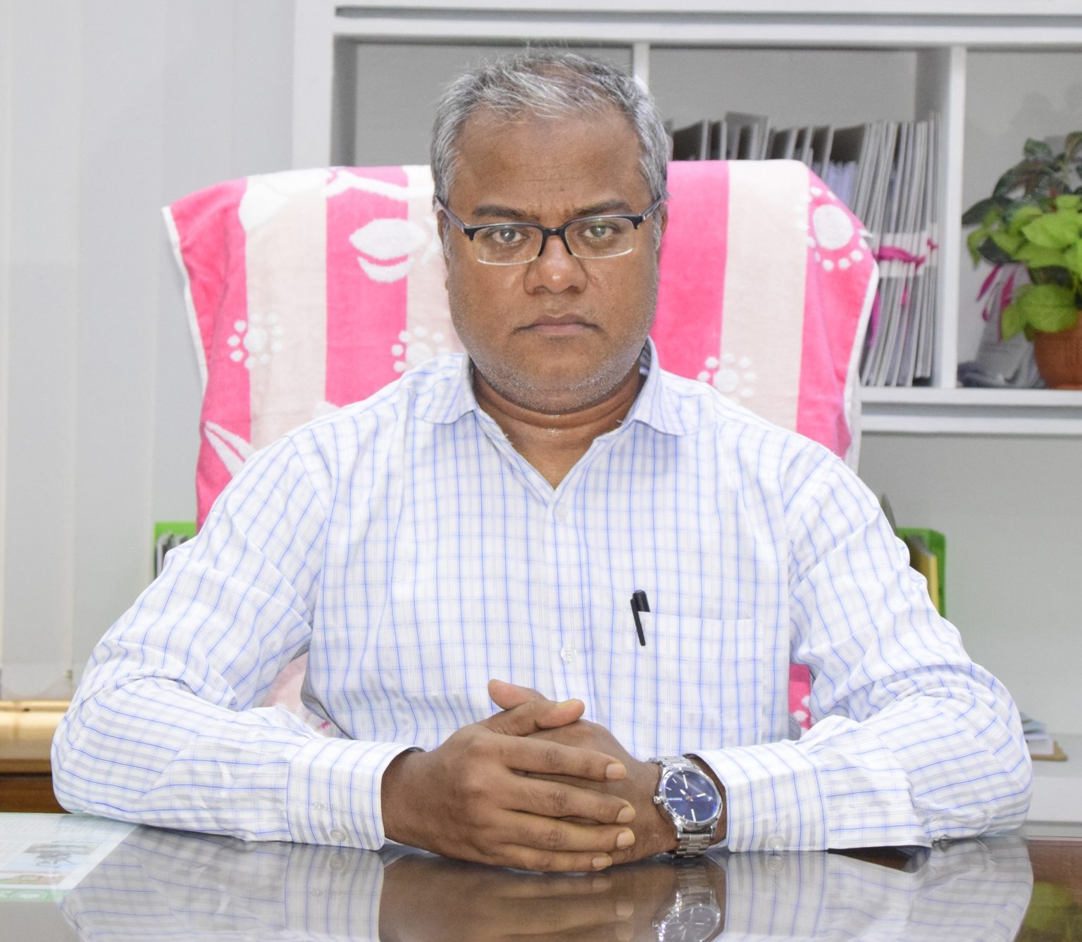 ভিন্ন সুর উপ-উপাচার্যের