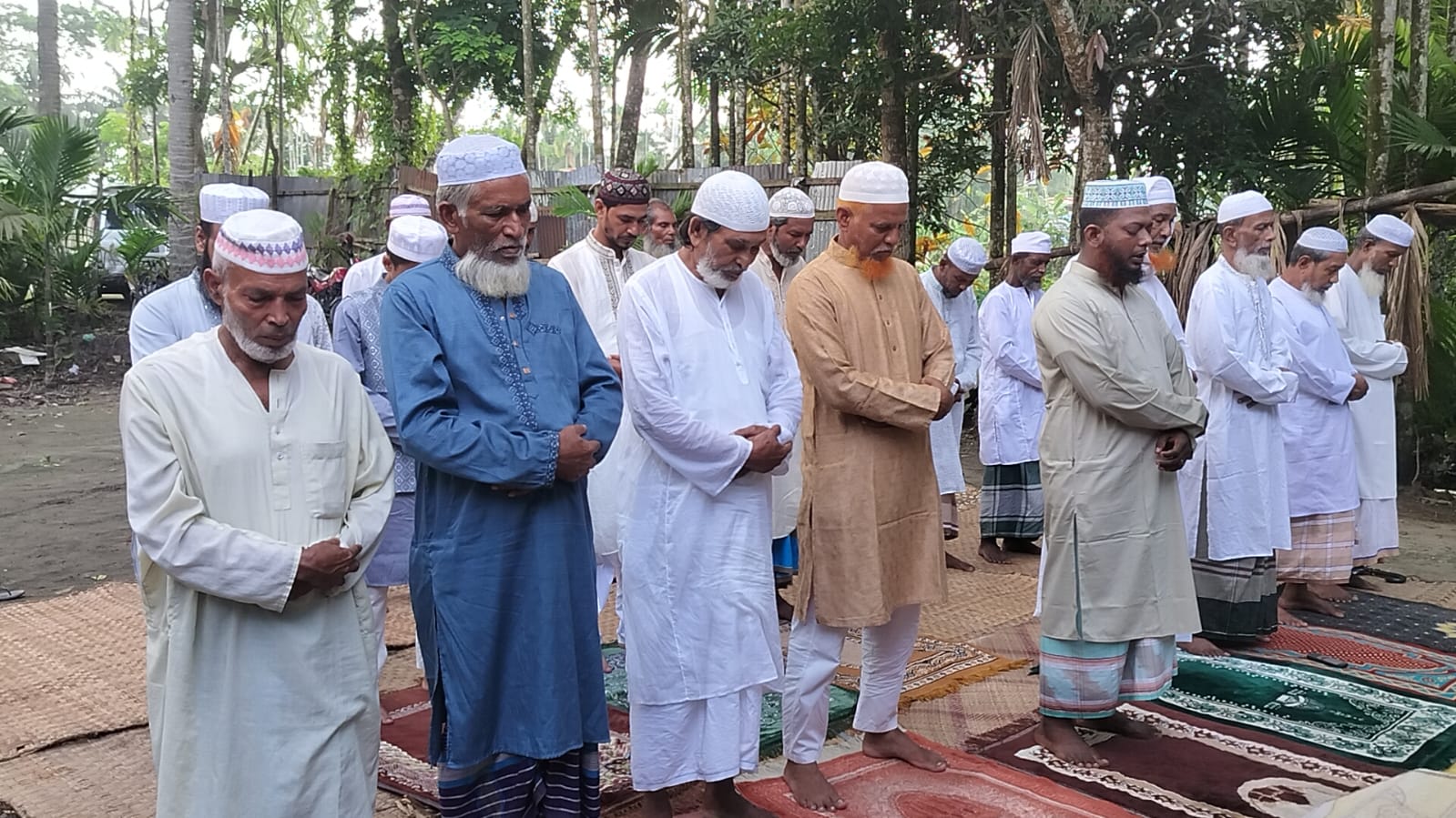 ভোলার পাঁচ উপজেলার ১৪ গ্রামের মানুষ সৌদি আরবের সঙ্গে মিল রেখে ঈদের নামাজ পড়েন। ছবি: সংগৃহীত