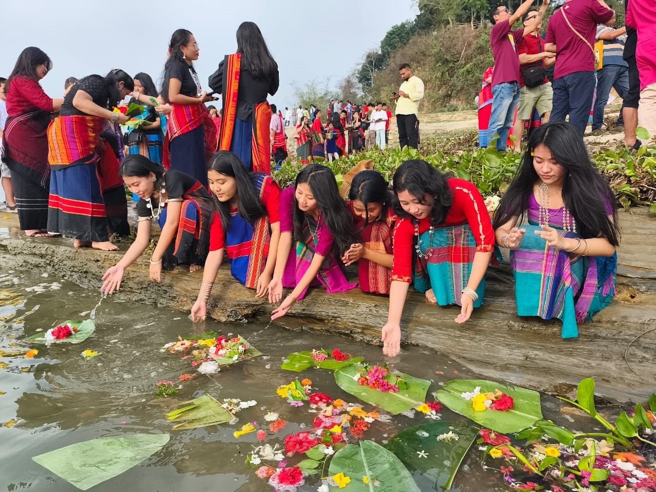 ঐতিহ্যবাহী পোশাকে ফুল নিবেদন করতে এসেছেন পাহাড়ি সম্প্রদায়ের নারীরা