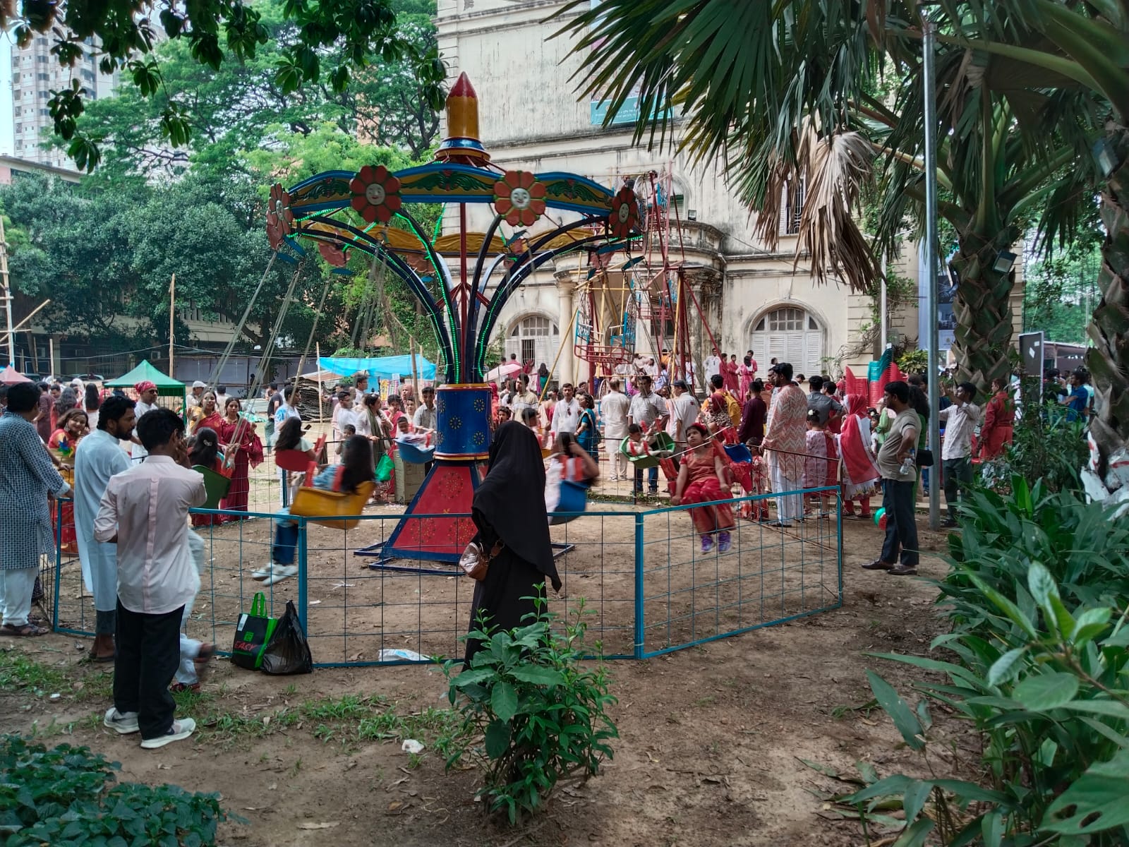 বাংলা একাডেমি প্রাঙ্গণে মেলা। স্ট্রিম ছবি