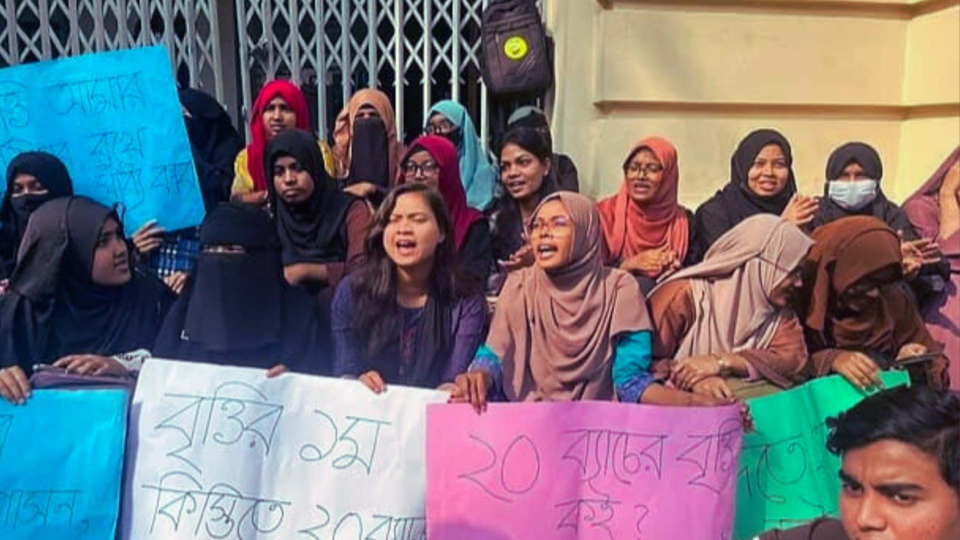 জবির প্রশাসনিক ভবনে তালা, উপাচার্য-কোষাধ্যক্ষকে অবরুদ্ধ করে বিক্ষোভ