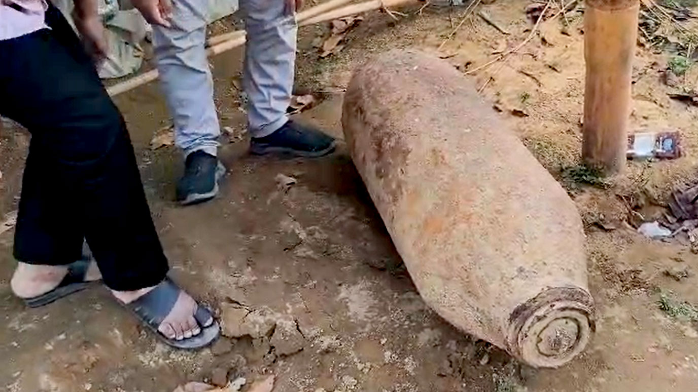 দ্বিতীয় বিশ্বযুদ্ধের বোমা ঘাটে রেখেই ১০ বছর ধরে চলছিল কাপড় ধোয়ার কাজ