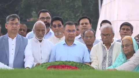 জিয়াউর রহমান ও খালেদা জিয়ার কবরে প্রধানমন্ত্রীর শ্রদ্ধা