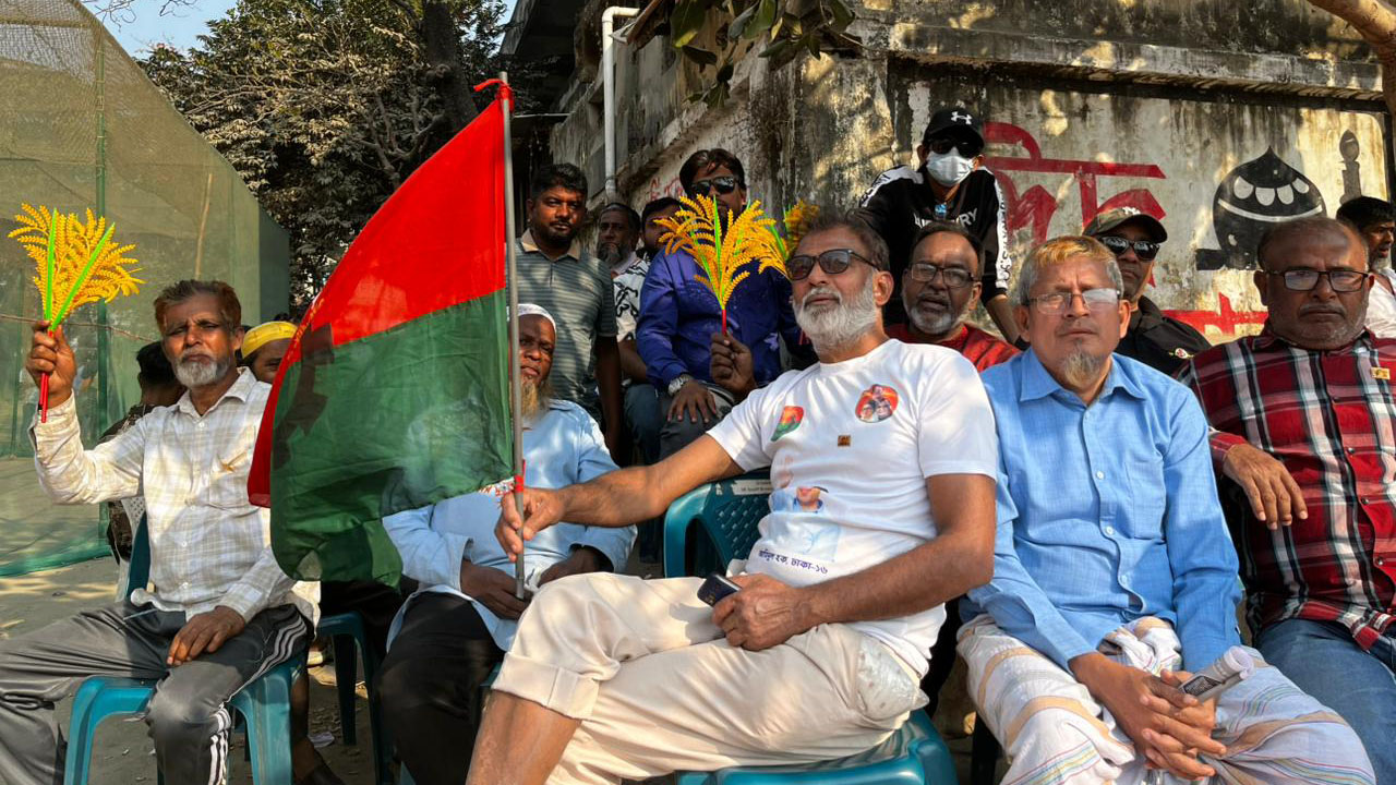 ধানের শীষ নিয়ে জনসভায় হাজির হয়েছেন বিএনপির অনেকে। স্ট্রিম ছবি