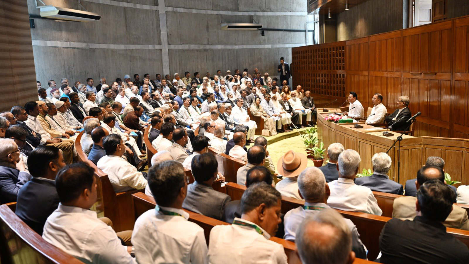 প্রধানমন্ত্রী তারেক রহমানের সভাপতিত্বে বিএনপির সংসদীয় দলের বৈঠক। ছবি: বিএনপির মিডিয়া সেল