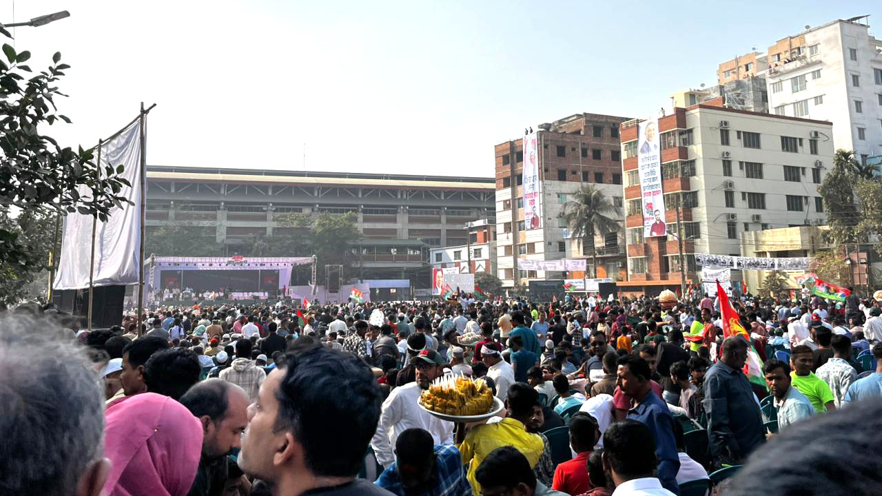 রাজধানীর পল্লবী লাল মাঠ কানায় কানায় পূর্ণ। স্ট্রিম ছবি
