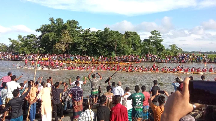 সিলেট বিয়ানীবাজারের সোনাই নদীর নৌকাবাইচ প্রতিযোগিতা দেখতে ভিড় করেন দর্শনার্থীরা। ছবি: সংগৃহীত