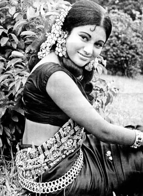 সাদা-কালো সিনেমায় ববিতার সাজে বাঙালিয়ানার ছোঁয়া। সংগৃহীত ছবি
