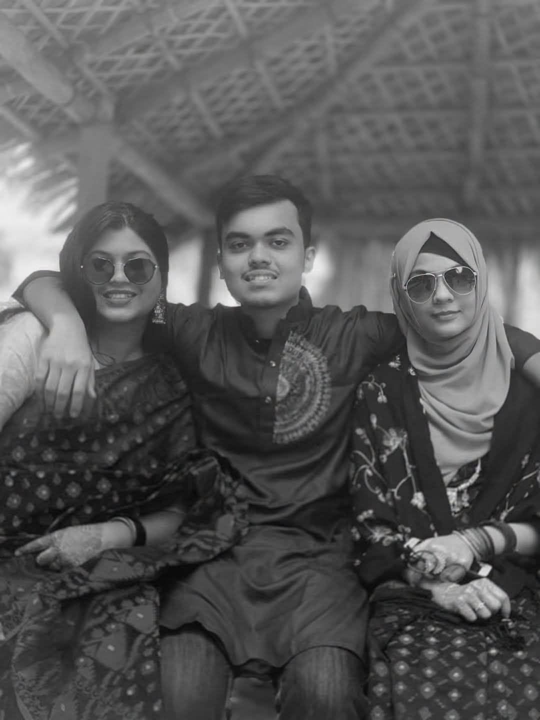 বড় দুই বোনের সঙ্গে মাহামুদুর রহমান সৈকত। সংগৃহীত ছবি
