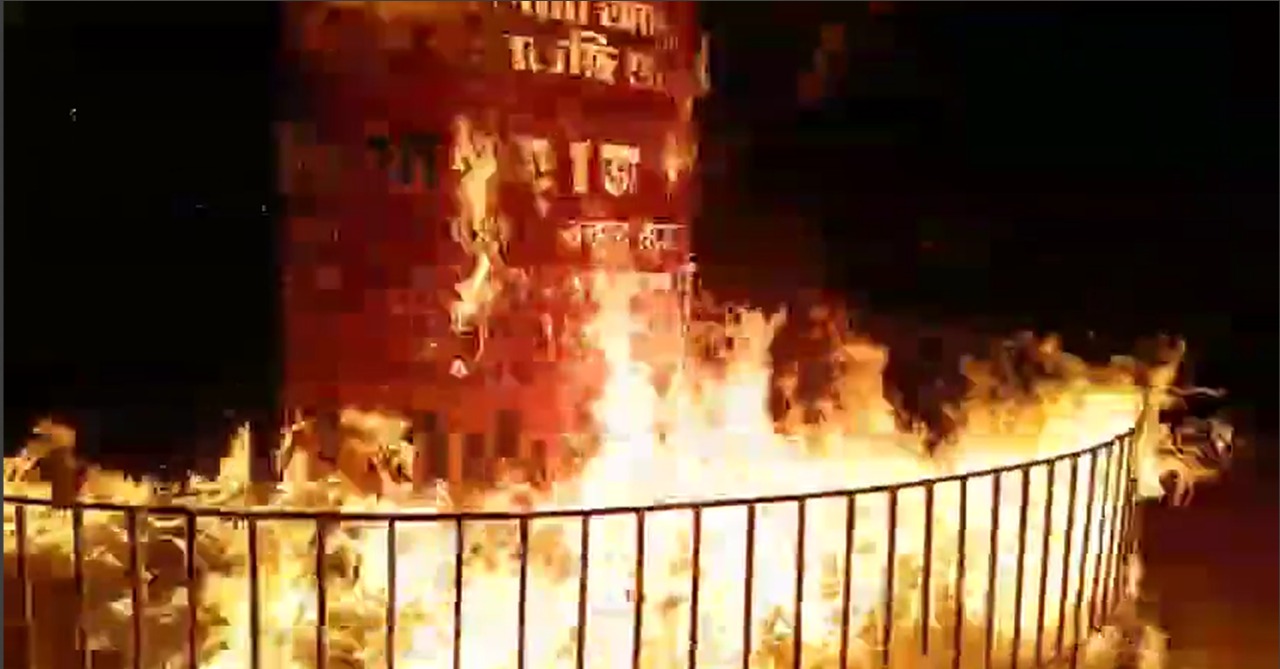 বরগুনায় বুধবার রাতে জুলাই শহীদ স্মৃতিস্তম্ভে আগুন। সংগৃহীত ছবি
