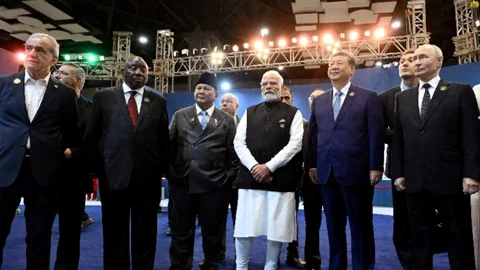 ব্রিকস সম্মেলনে রাশিয়া, চীন, ভারত, ইন্দোনেশিয়া, দক্ষিণ আফ্রিকা ও ইরানের রাষ্ট্রপ্রধানেরা। সংগৃহীত ছবি