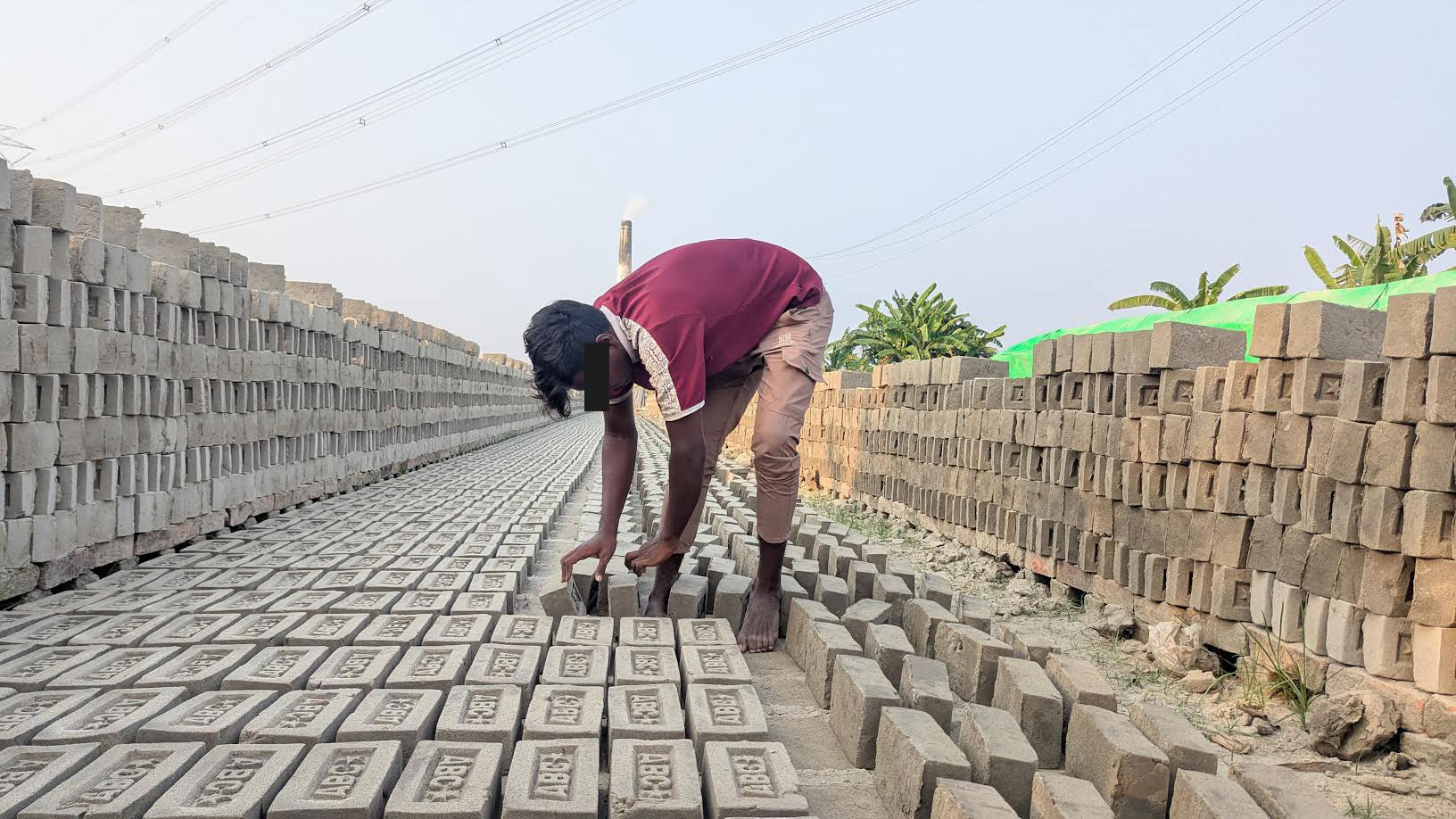 ইটভাটায় কাজে ব্যস্ত এক কিশোর। স্ট্রিম ছবি