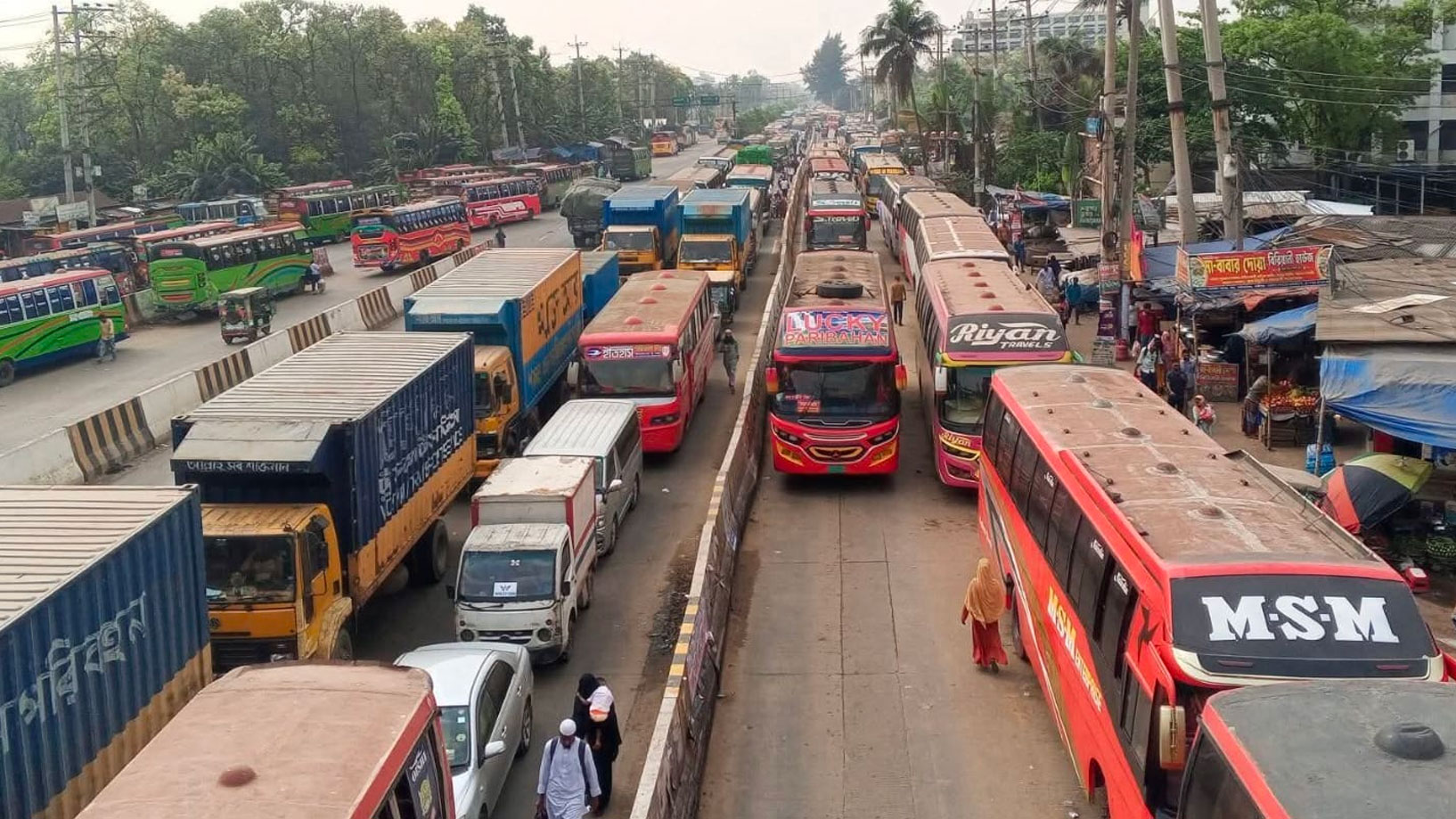 চন্দ্রা এলাকায় যানজট। স্ট্রিম ছবি