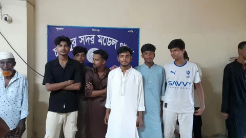 চাঁদপুর সদরে কার্যক্রম নিষিদ্ধ ছাত্রলীগের ৯ নেতাকর্মীকে আটক করে পুলিশ, এদের মধ্যে অপ্রাপ্ত বয়স্কও রয়েছেন। ছবি: স্ট্রিম