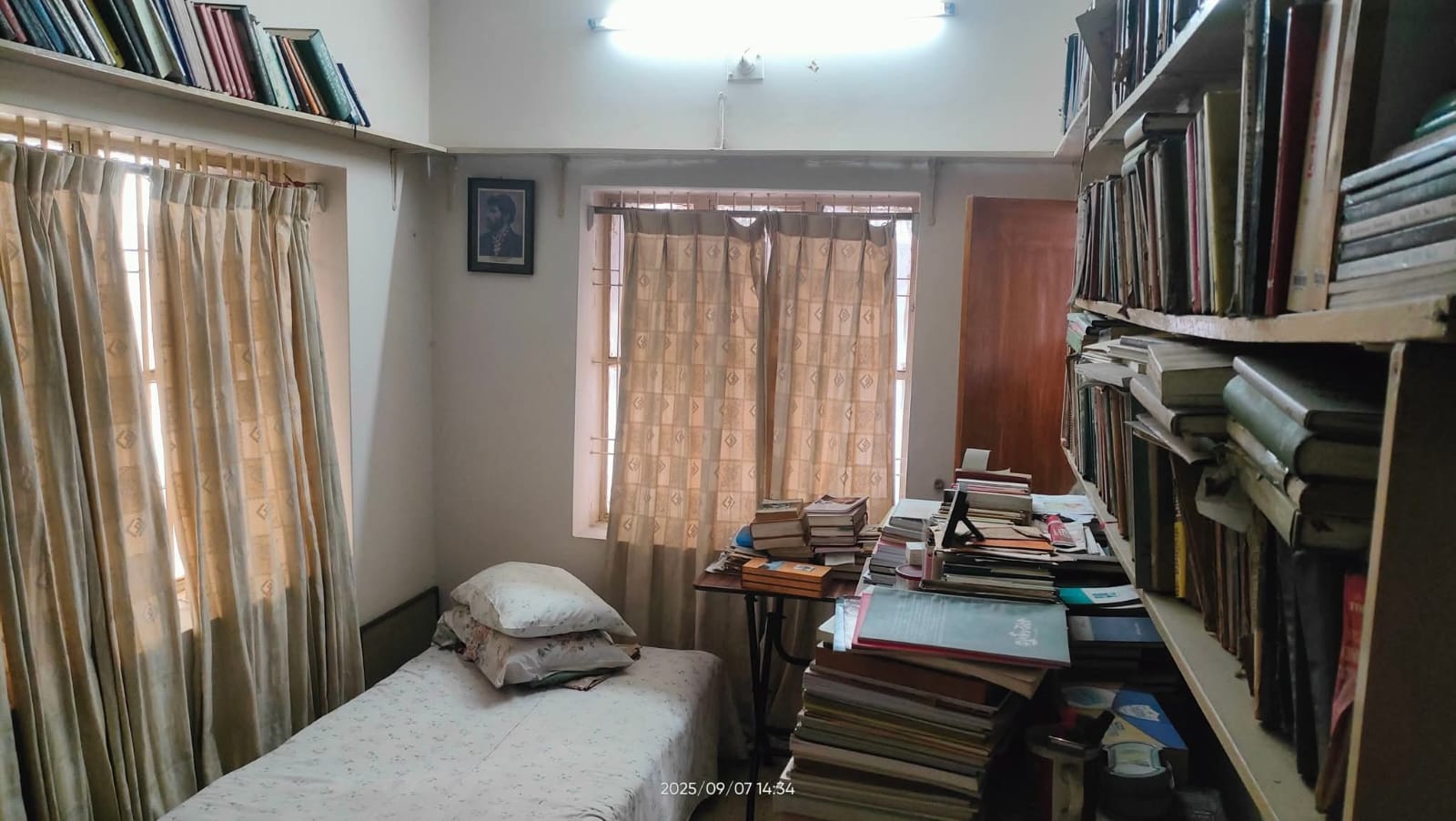 বদরুদ্দীন উমরের পড়ার ঘর। ছবি: রুমীয়া রুমী