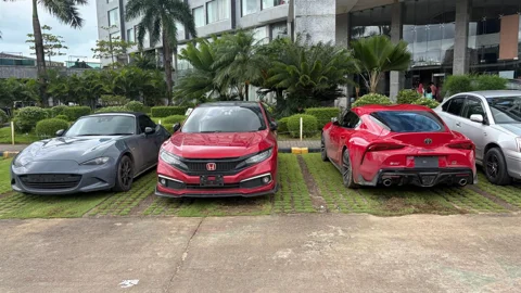 শুল্ক গোয়েন্দাদের জব্দ করা ৩ গাড়ি। সংগৃহীত ছবি 
