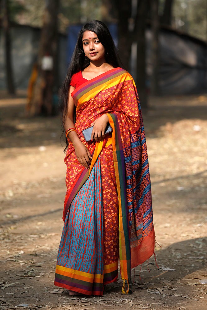 শাড়িতে এক নারী শিক্ষার্থী। ছবি: আশরাফুল আলম