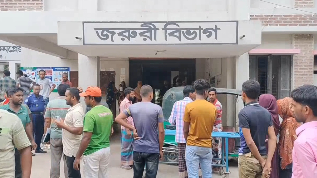 শিবগঞ্জ উপজেলা স্বাস্থ্য কমপ্লেক্সে স্বজনের ভিড়। ছবি: সংগৃহীত