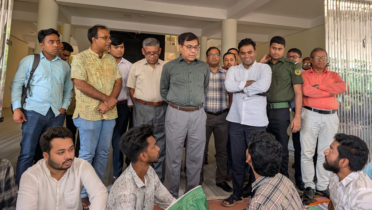 ছাত্র সংসদ নির্বাচনের দাবিতে নজরুল বিশ্ববিদ্যালয়ের শিক্ষার্থীদের অনশন। সংগৃহীত ছবি