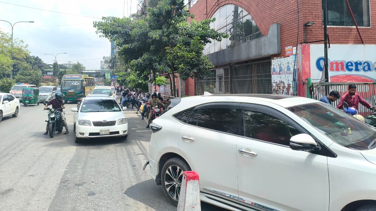ফিলিং স্টেশনে গাড়ির দীর্ঘ লাইন। স্ট্রিম ছবি