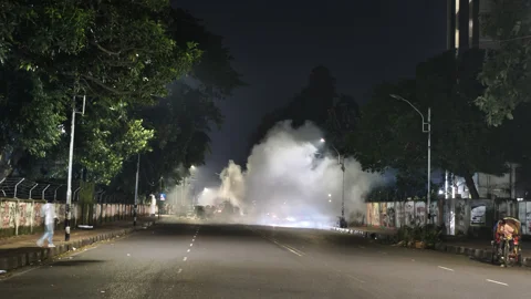 ককটেল বিস্ফোরণের পর ধোঁয়া উড়তে দেখা যায়। ছবি: স্ট্রিম