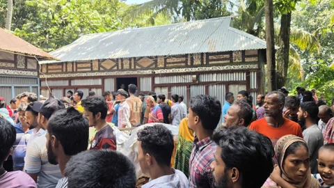 জোড়া খুনের পর বাড়িতে উৎসুক মানুষের ভিড়। স্ট্রিম ছবি