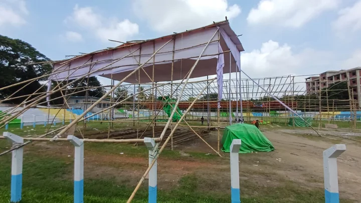 কিশোরগঞ্জে কনসার্ট বন্ধের পর মঞ্চের গুটিয়ে নিয়ে যান আয়োজকেরা। স্ট্রিম ছবি