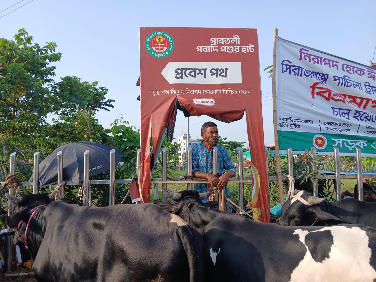 ক্রেতার অপেক্ষায় এক বিক্রেতা। স্ট্রিম ছবি