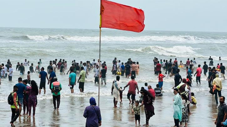 উত্তাল সাগরে পর্যটকদের নিরাপত্তায় টানানো হয়েছে লাল নিশান। স্ট্রিম ছবি