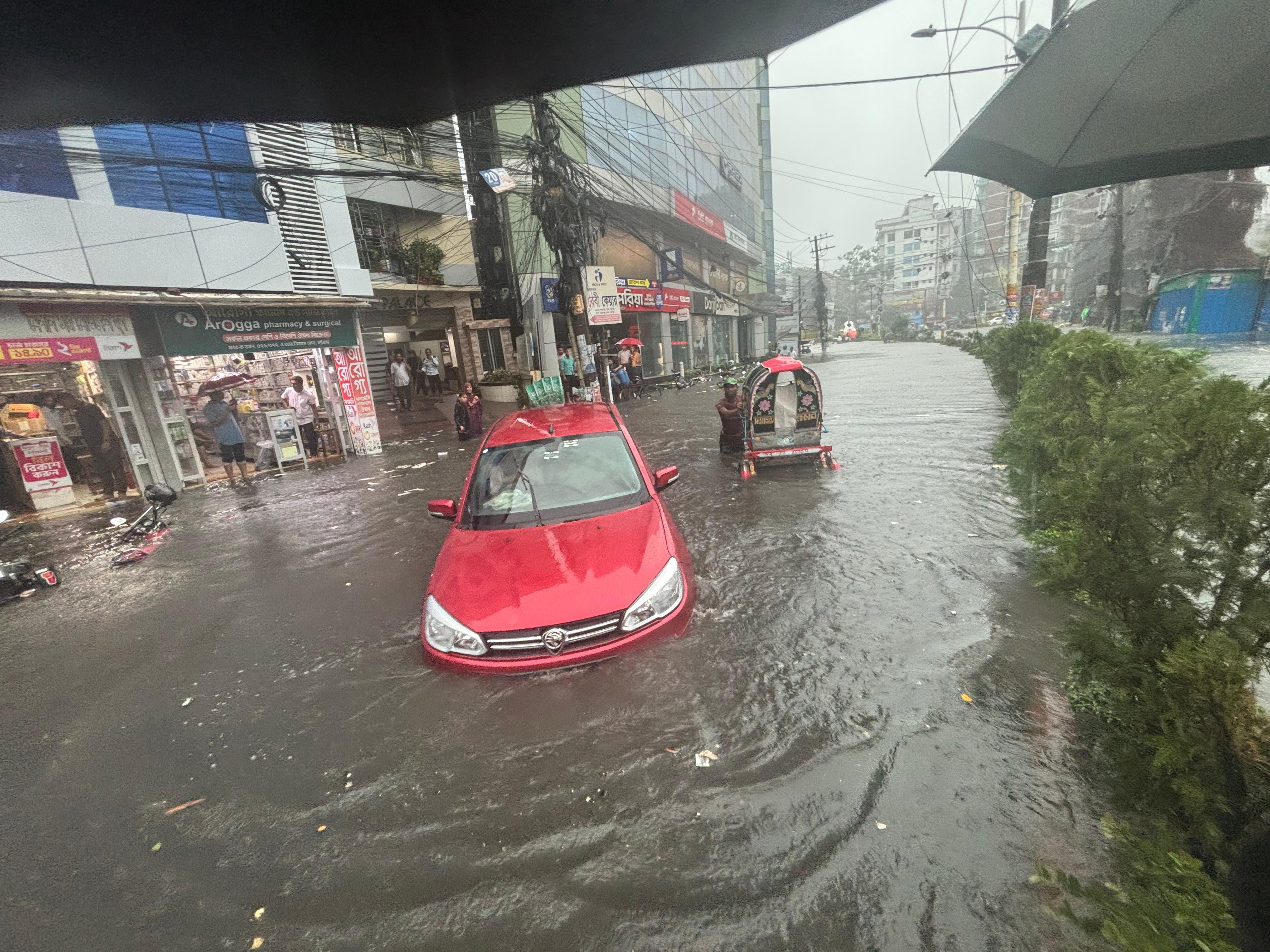এক ঘণ্টার বৃষ্টিতেই ডুবেছে নগরীর অনেক এলাকা
