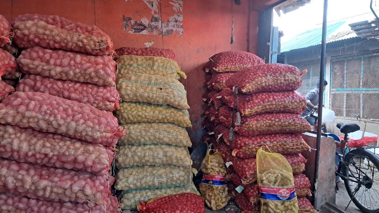 চট্টগ্রামের পাহাড়তলী এলাকায় পেঁয়াজের পাইকারি বাজার। স্ট্রিম ছবি