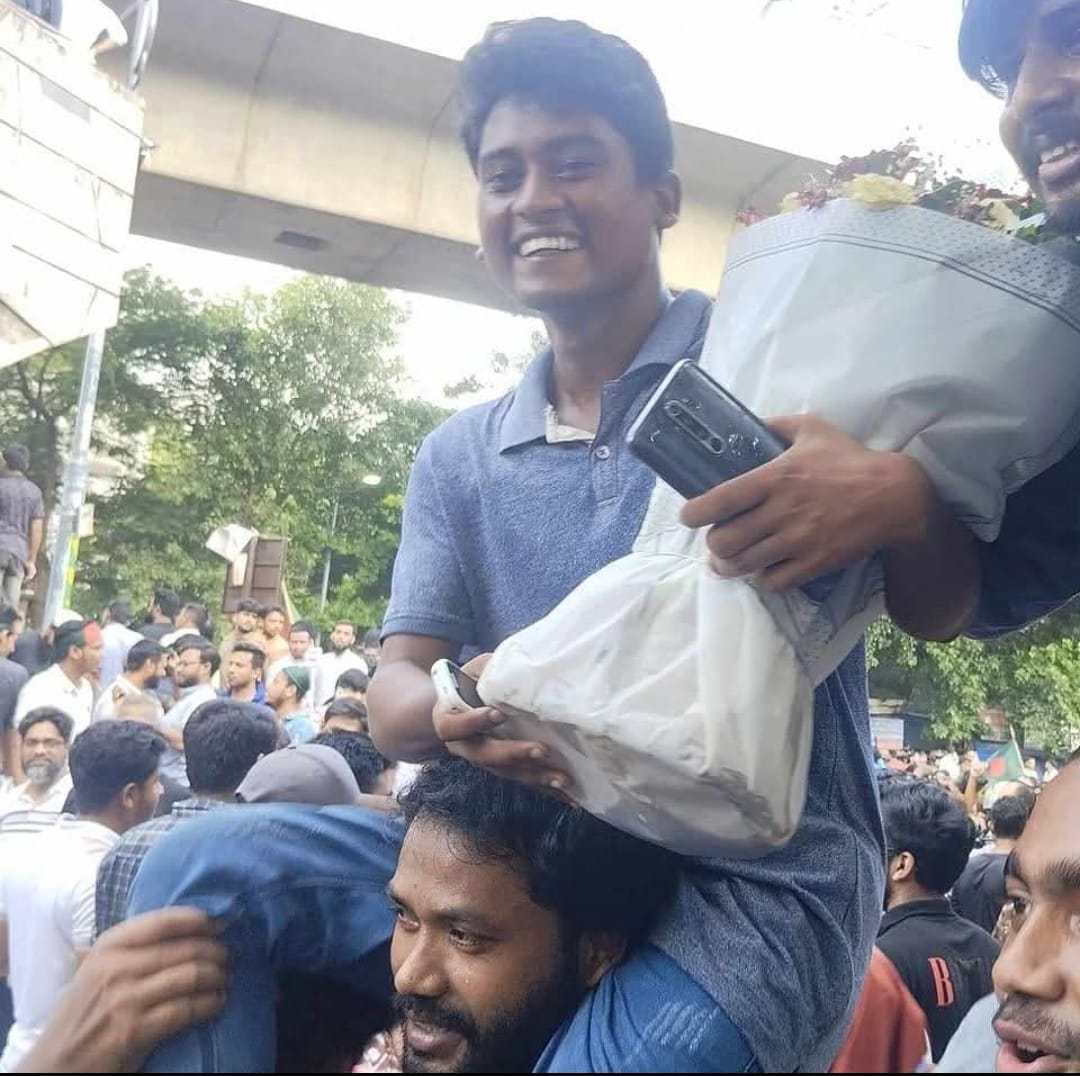 ৫ আগস্ট বিজয় মিছিলে তৈয়ব। ছবি: সংগৃহীত