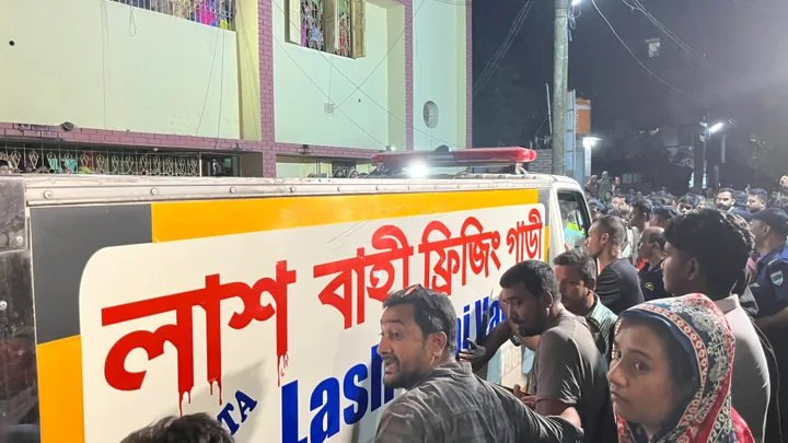 শনিবার রাত সাড়ে ১০টার দিকে মরদেহগুলো পরিবারের কাছে পৌঁছায়। ছবি: স্ট্রিম