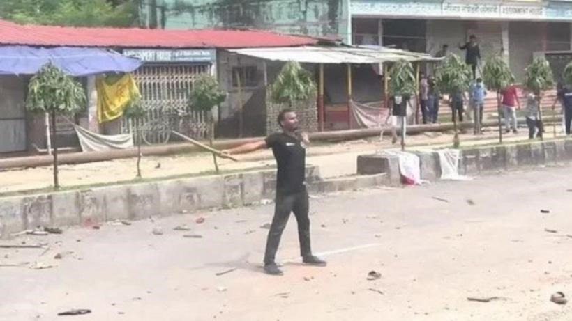 ২০২৪ সালের ১৬ জুলাই কোটা সংস্কার আন্দোলন চলাকালে এভাবেই নির্ভীক হয়ে দাঁড়িয়ে ছিলেন শহীদ আবু সাঈদ। ফেসবুক থেকে নেওয়া ছবি
