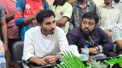 শহীদ শামসুজ্জোহা হলে শিক্ষার্থী হেনস্তার অভিযোগে প্রশাসনের কাছে চার দাবি শিবিরের। ছবি: সংগৃহীত
